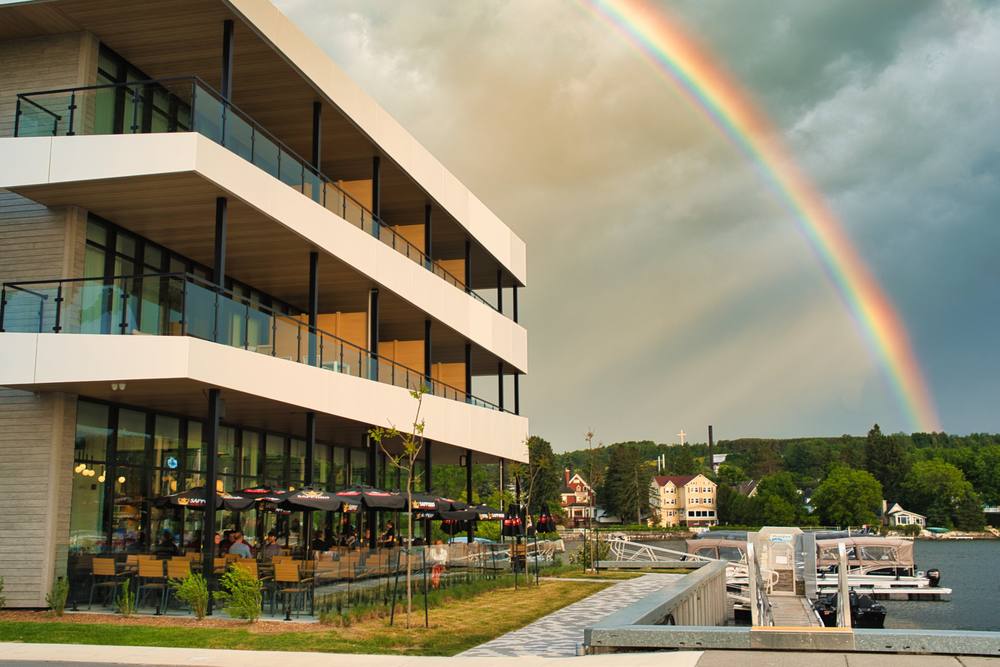La Capitainerie et Le Bistro du Lac au bord de la marina
