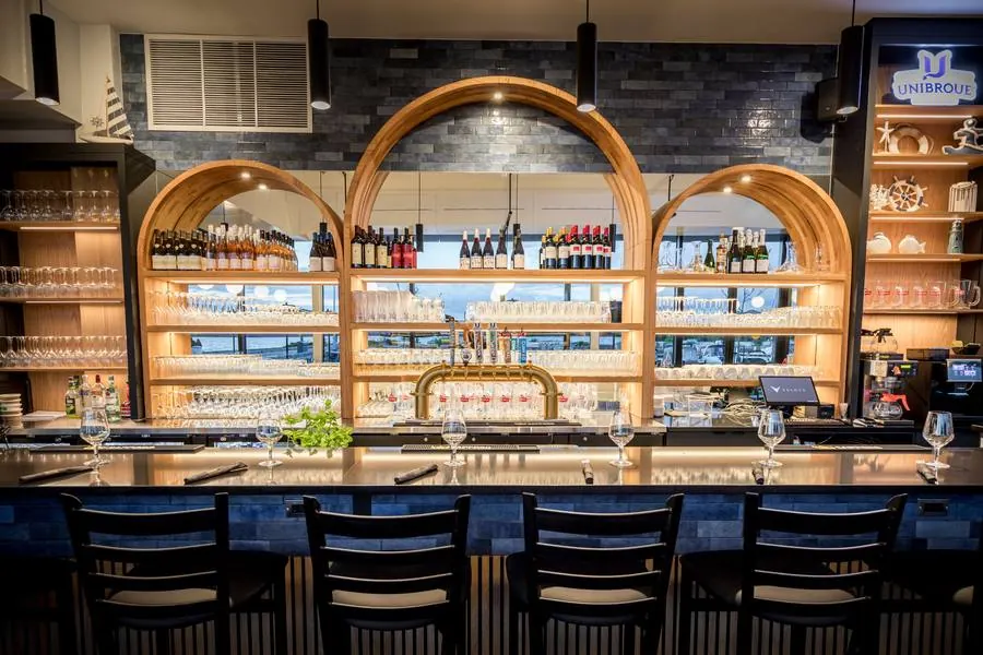 Le bar aux arches de bois
