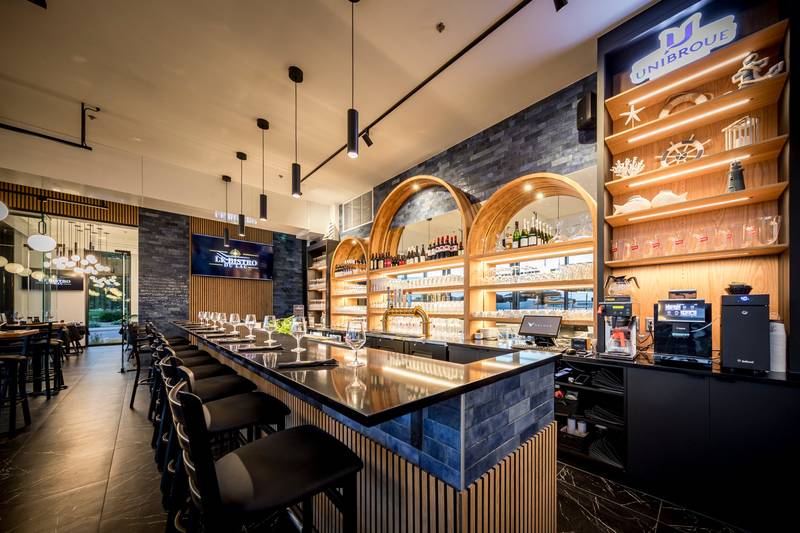 Le bar et la salle