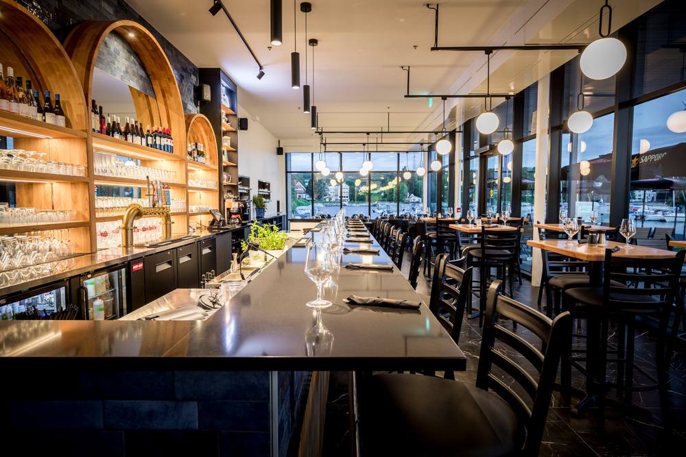La salle et le long bar du Bistro