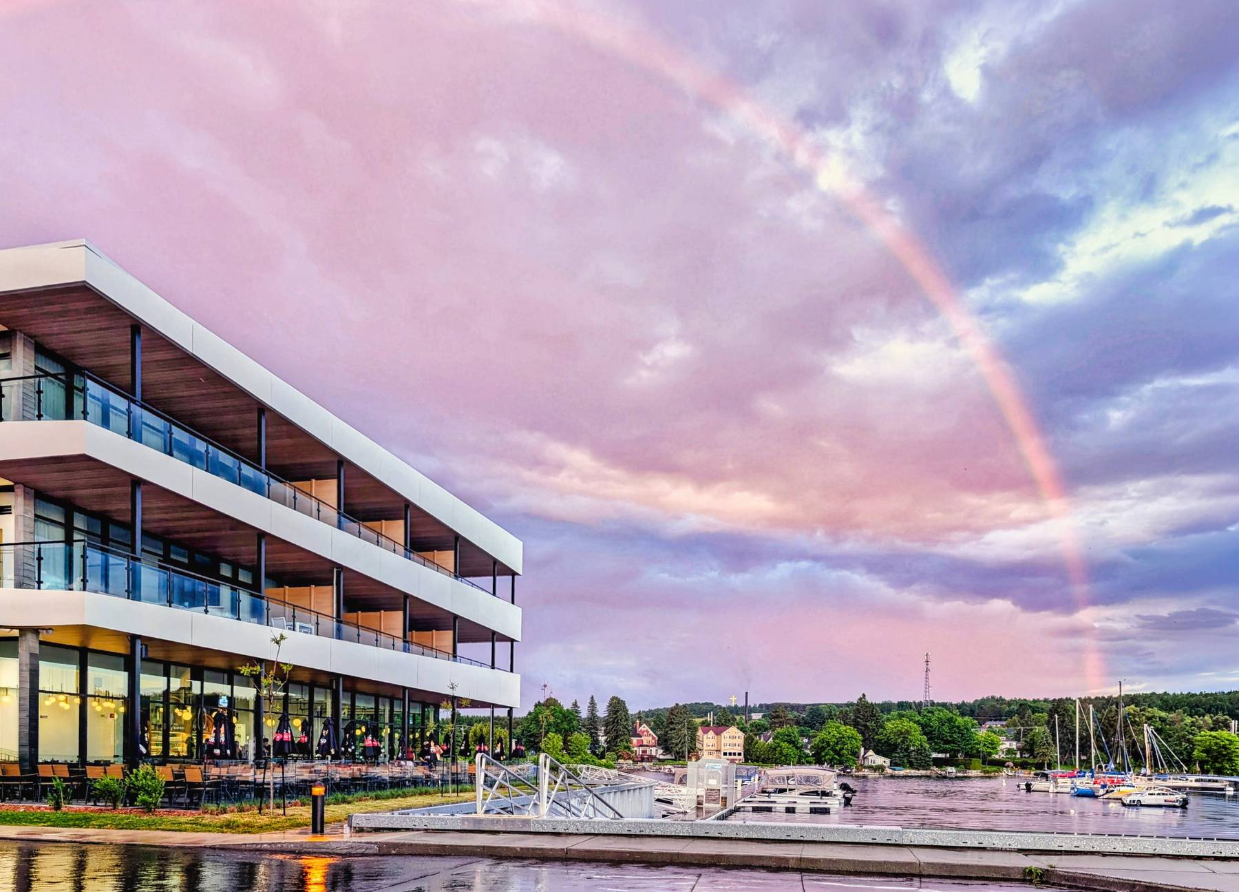 Le Bistro du Lac à la marina de Lac-Mégantic sous un arc-en-ciel