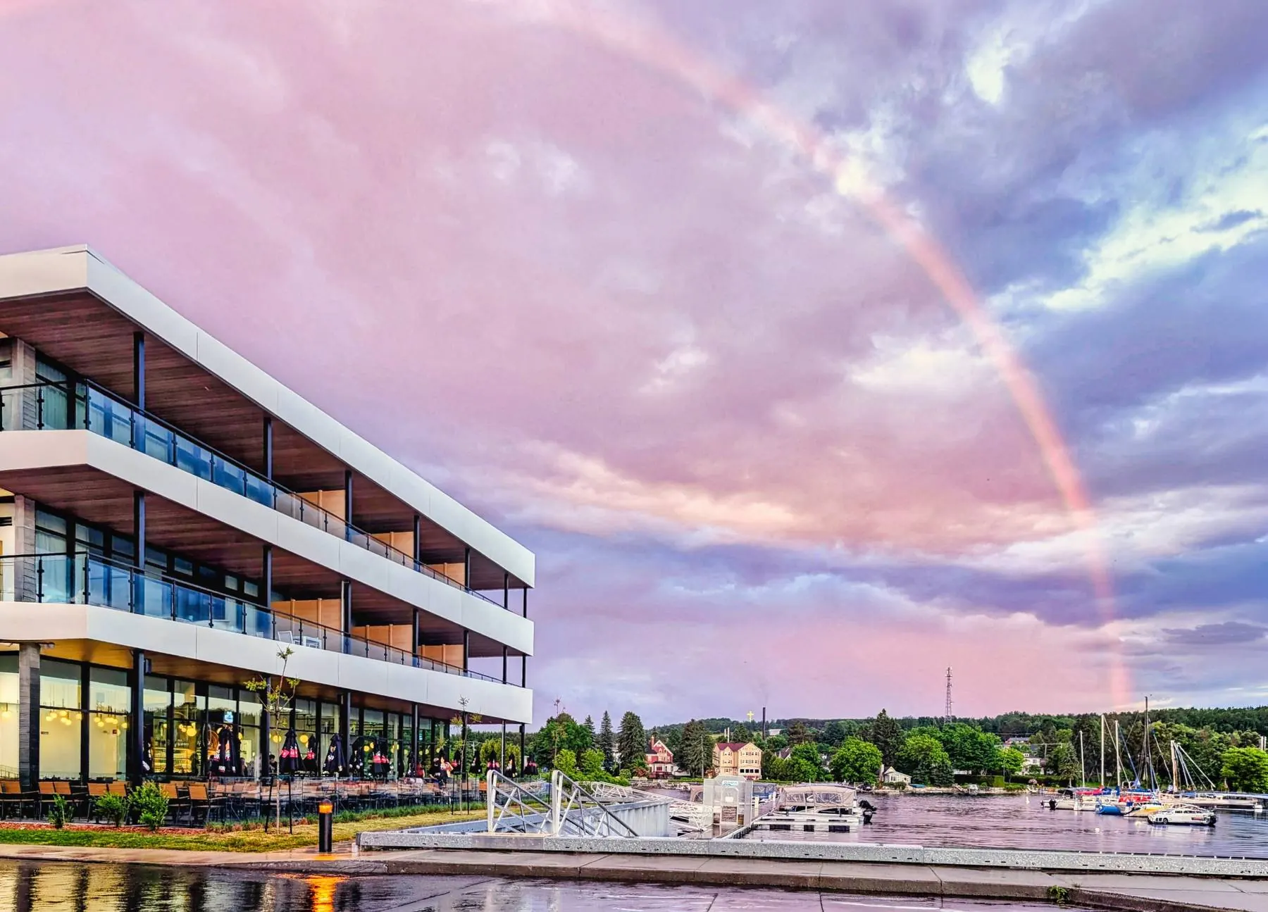 Le Bistro du Lac à la marina de Lac-Mégantic sous un arc-en-ciel