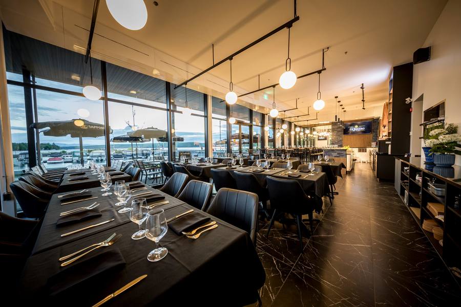 La salle à manger dressée, vue sur la marina